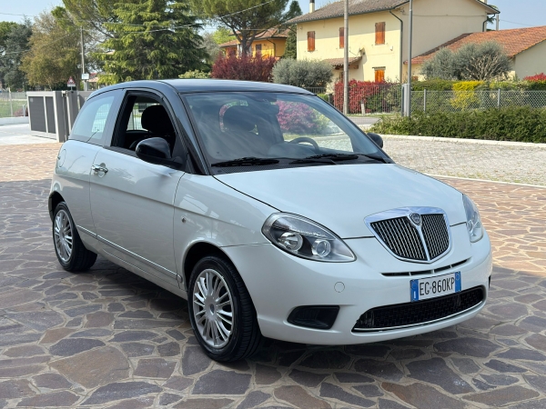 Lancia Ypsilon Auto